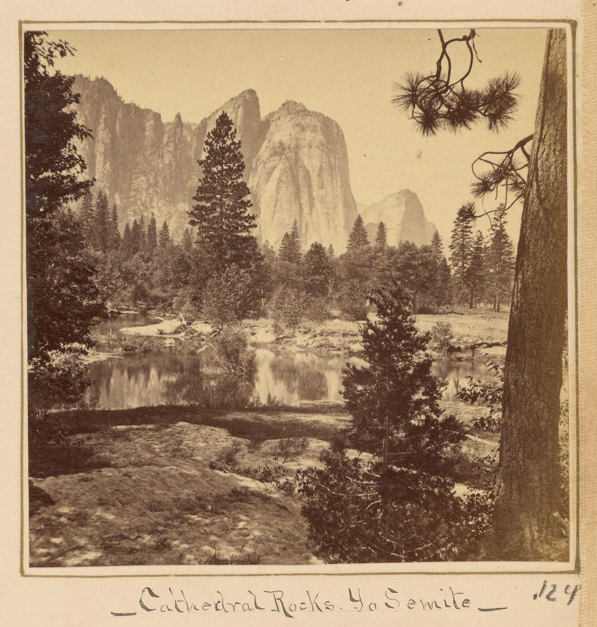 Cathedral Rocks, 2600 jalkaa tekijältä Carleton Watkins