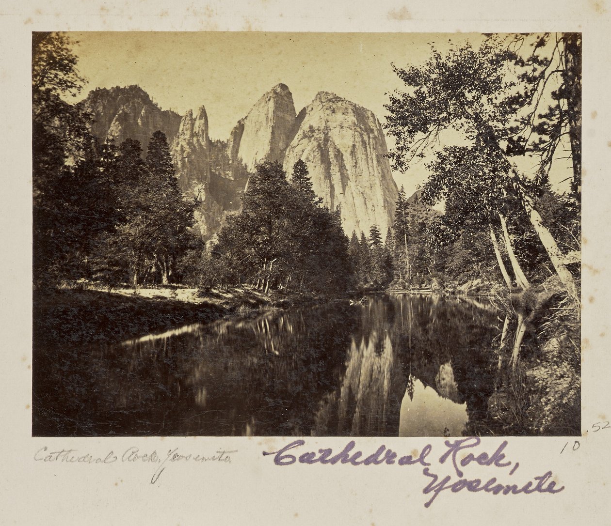Cathedral Rocks, 2600 jalkaa, Yosemiten laakso, Mariposan piirikunta, Kalifornia (nro 1008) tekijältä Carleton Watkins