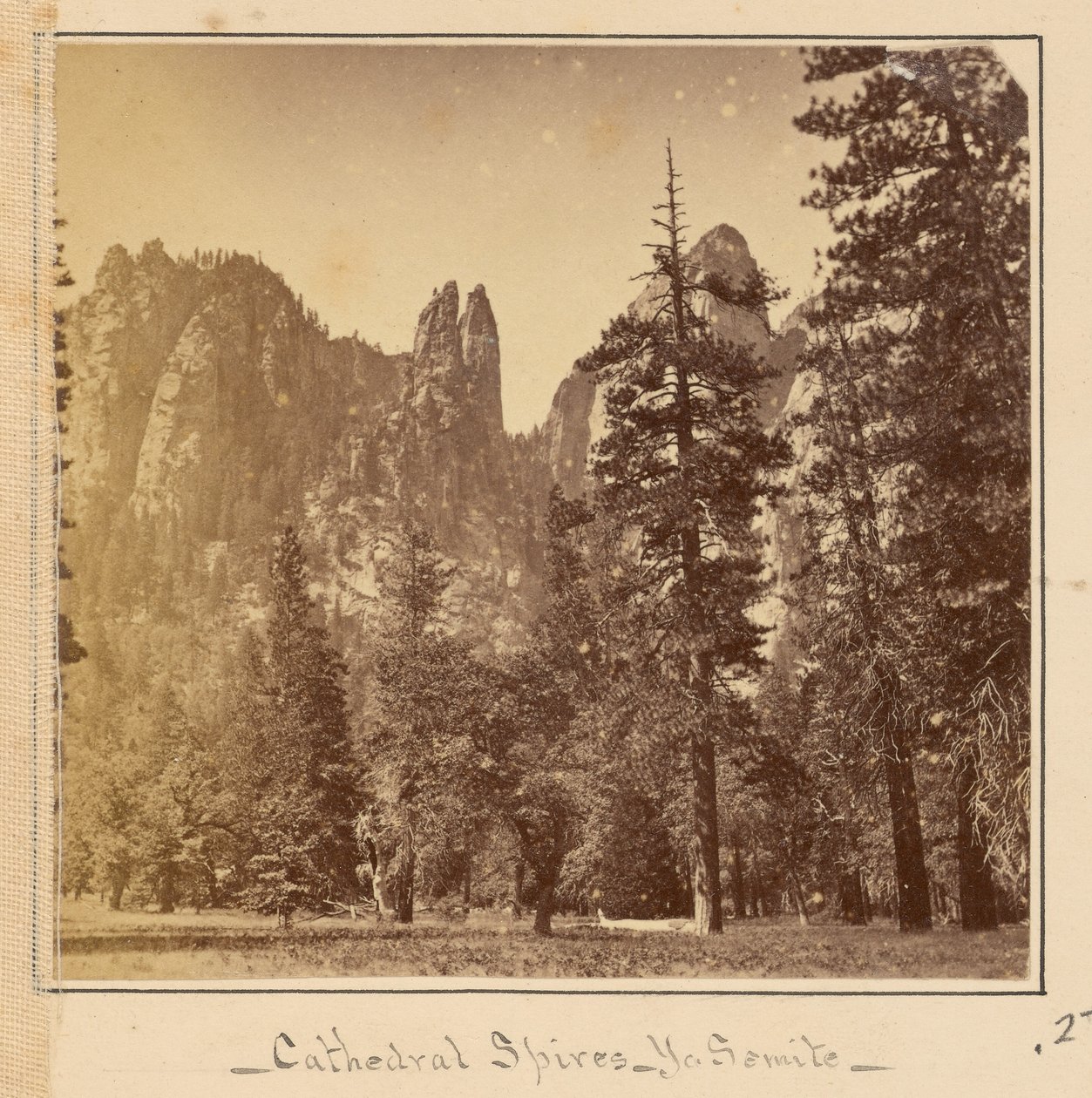 Katedraalin tornit, 2200 jalkaa tekijältä Carleton Watkins