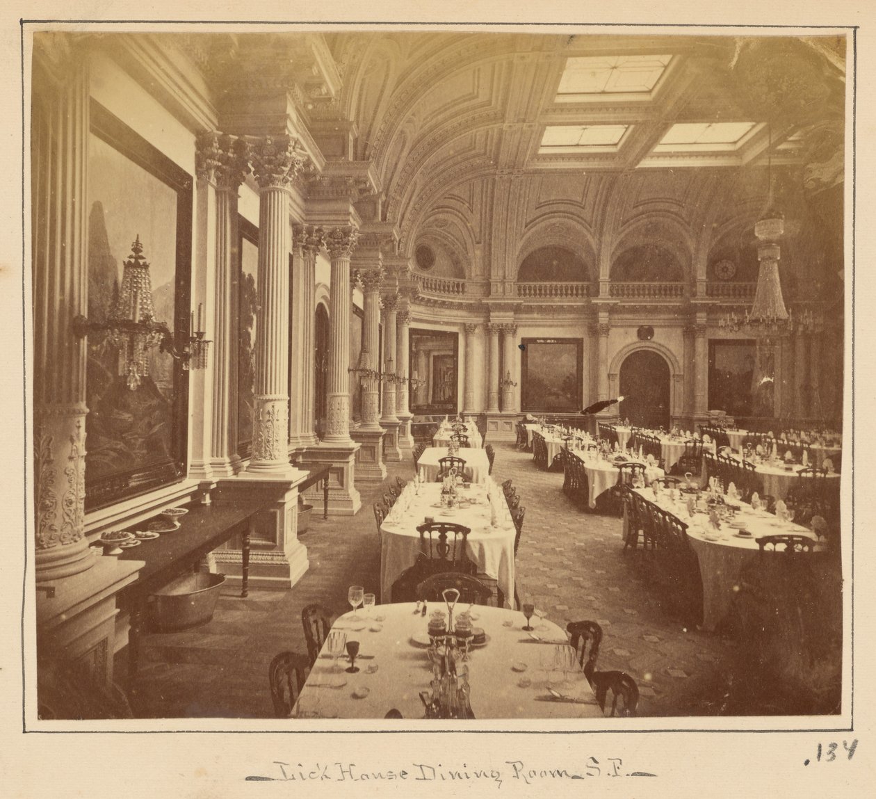 Lick Housen ruokasali, S. F. tekijältä Carleton Watkins