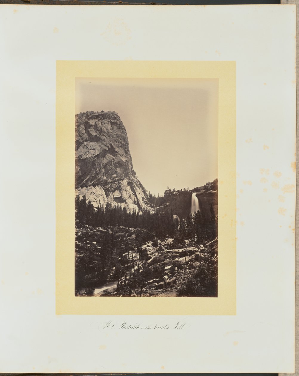 Mount Broderick ja Nevada Falls -vesiputous tekijältä Carleton Watkins