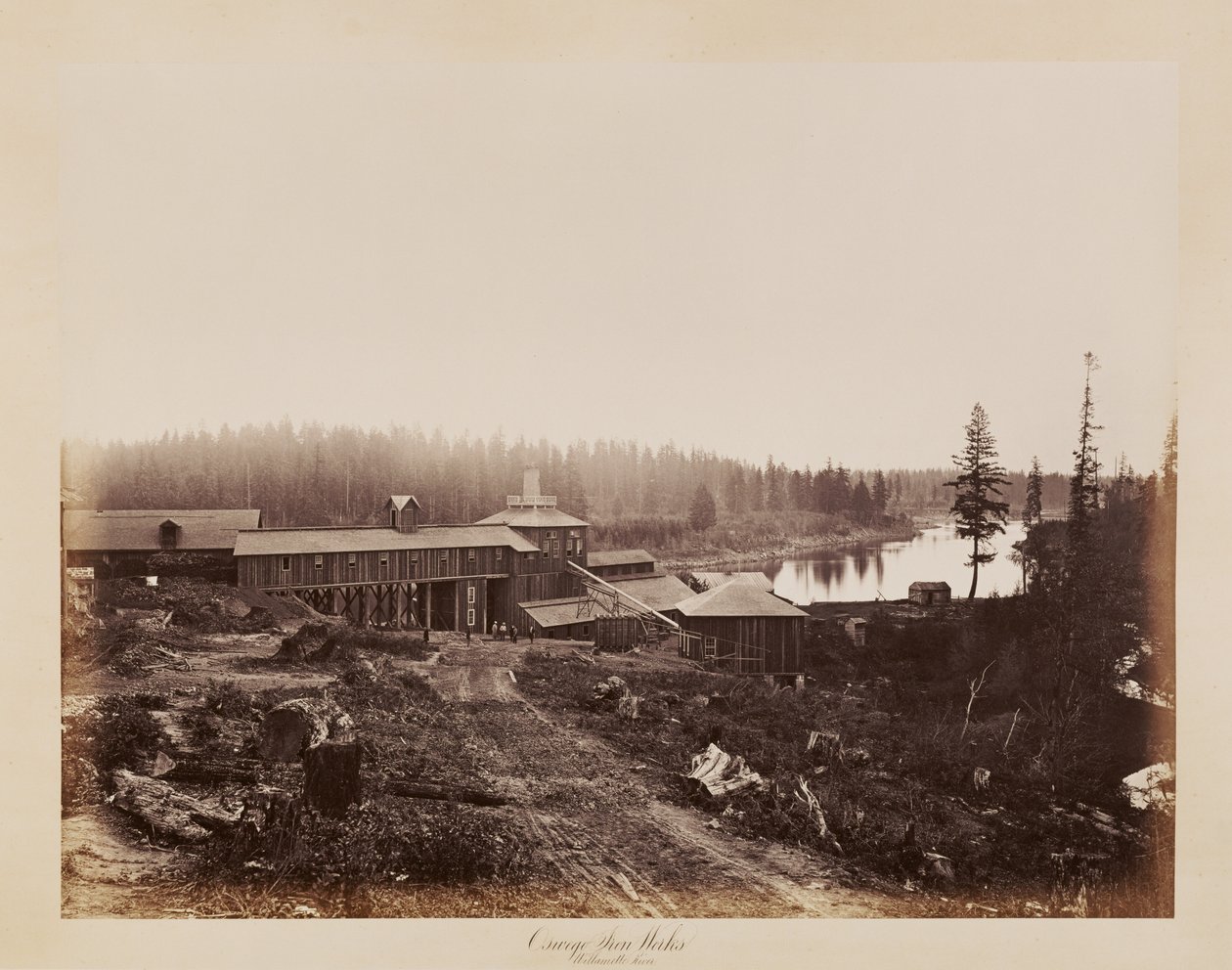 Oswegon rautatehdas, Willamette River tekijältä Carleton Watkins