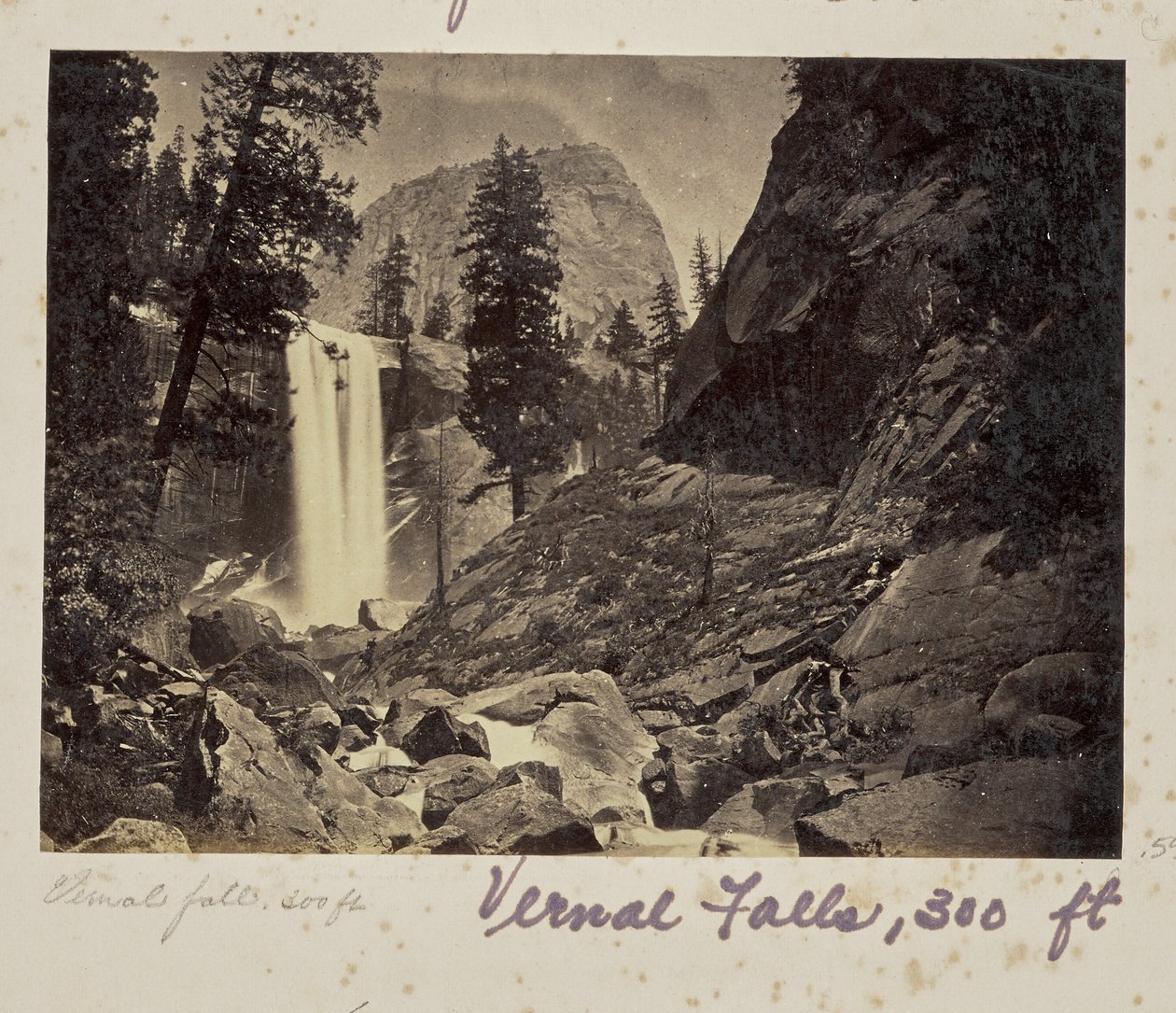 Piwyac - Vernal Fall - 300 jalkaa, Yosemiten laakso, Mariposan piirikunta, Kalifornia (nro 21) tekijältä Carleton Watkins