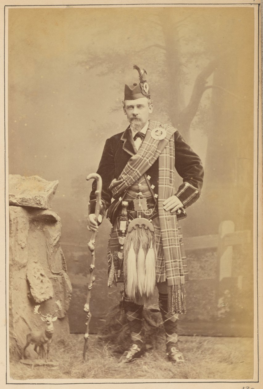 [Muotokuva skotlantilaiseen asuun pukeutuneesta miehestä] tekijältä Carleton Watkins