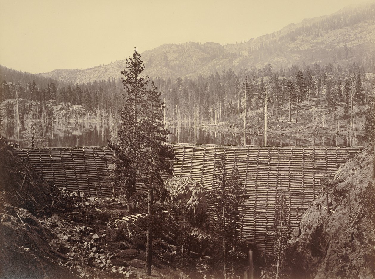 [Rudyardin tekojärvi (Englanti). Keskuspato, 114 jalkaa korkea; hirsikehikko ja kivitäyte] tekijältä Carleton Watkins