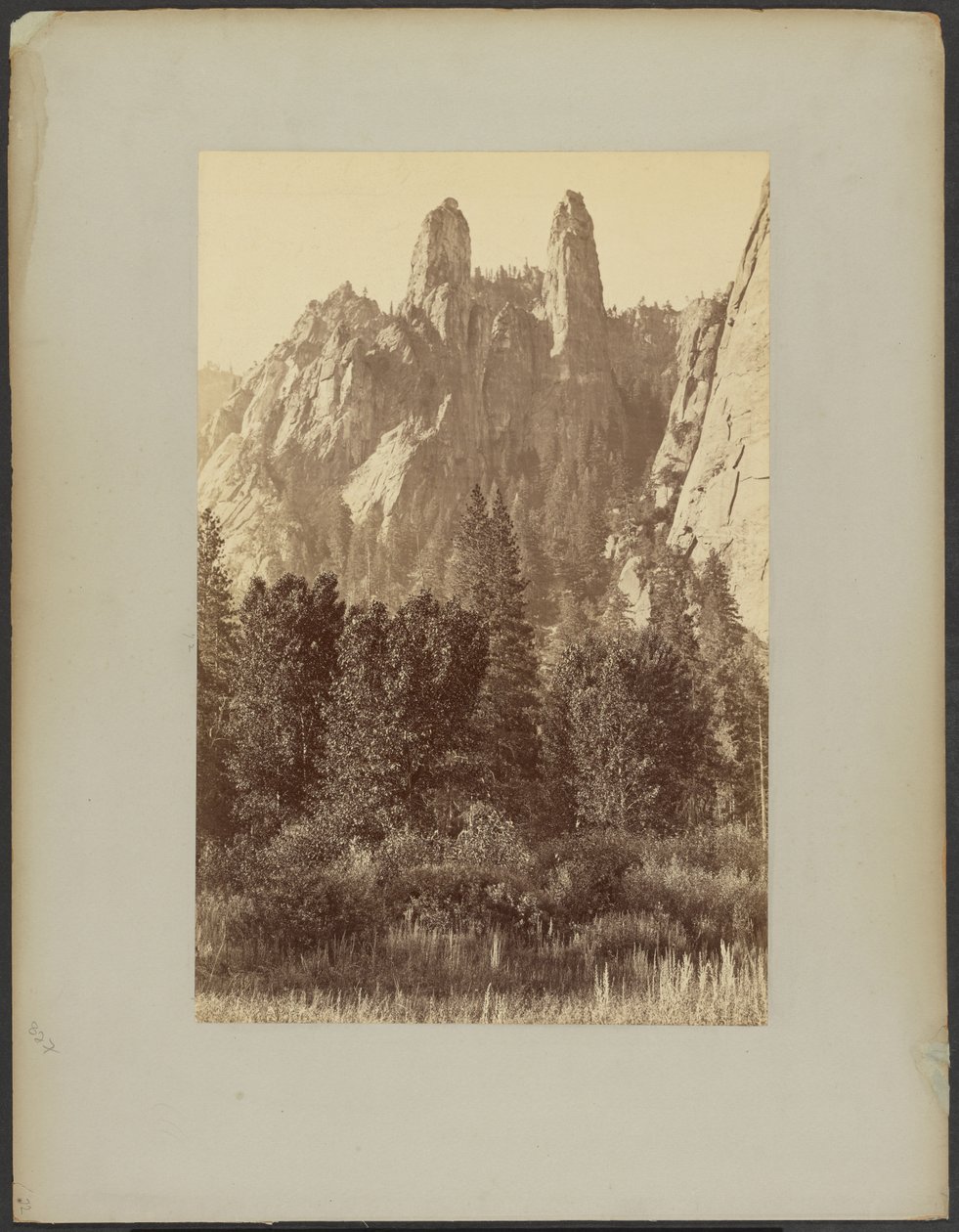 [Sentinel Rocks, Yosemite] tekijältä Carleton Watkins