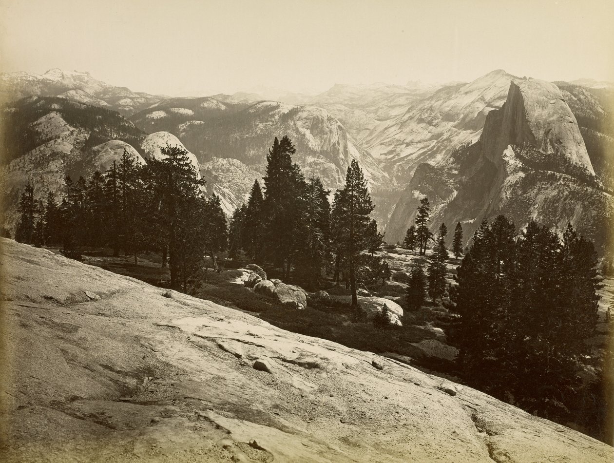 [The Domes Sentinel Domelta nähtynä, Yosemite] tekijältä Carleton Watkins