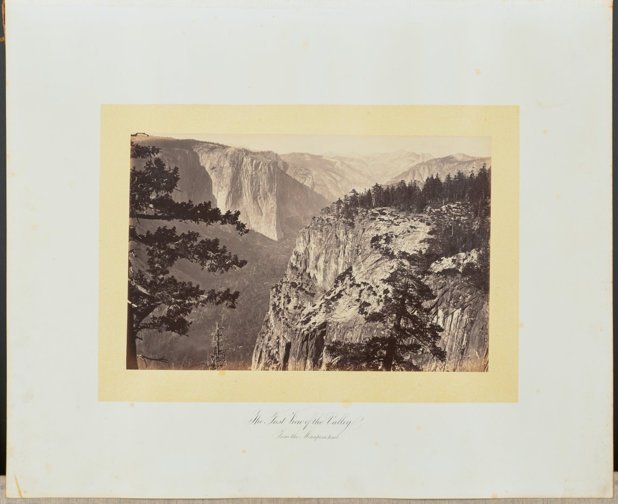 Ensimmäinen näkymä laaksoon Mariposa Traililta tekijältä Carleton Watkins