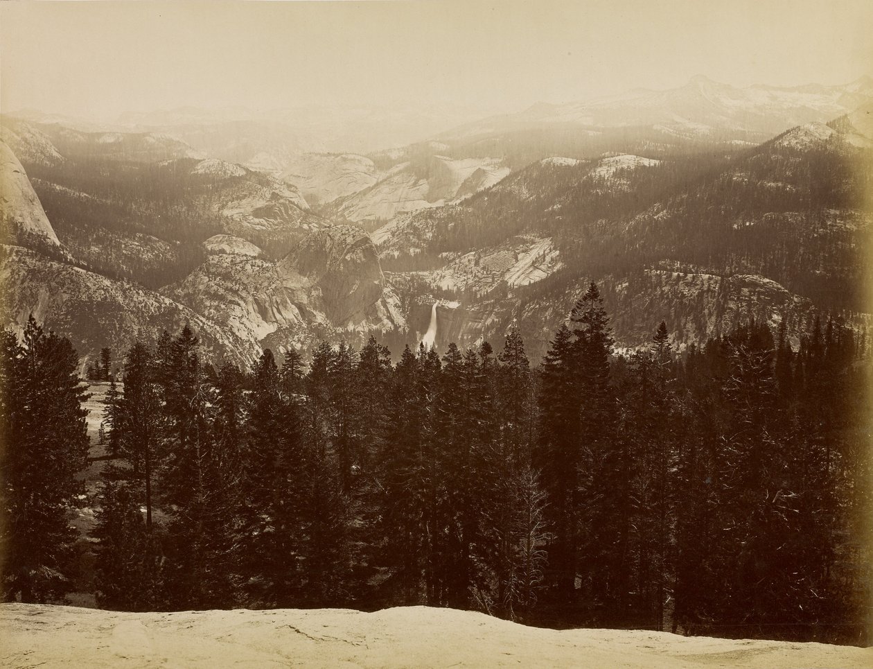 [Lyell-ryhmä ja Nevadan putous Sentinel Domelta nähtynä] tekijältä Carleton Watkins