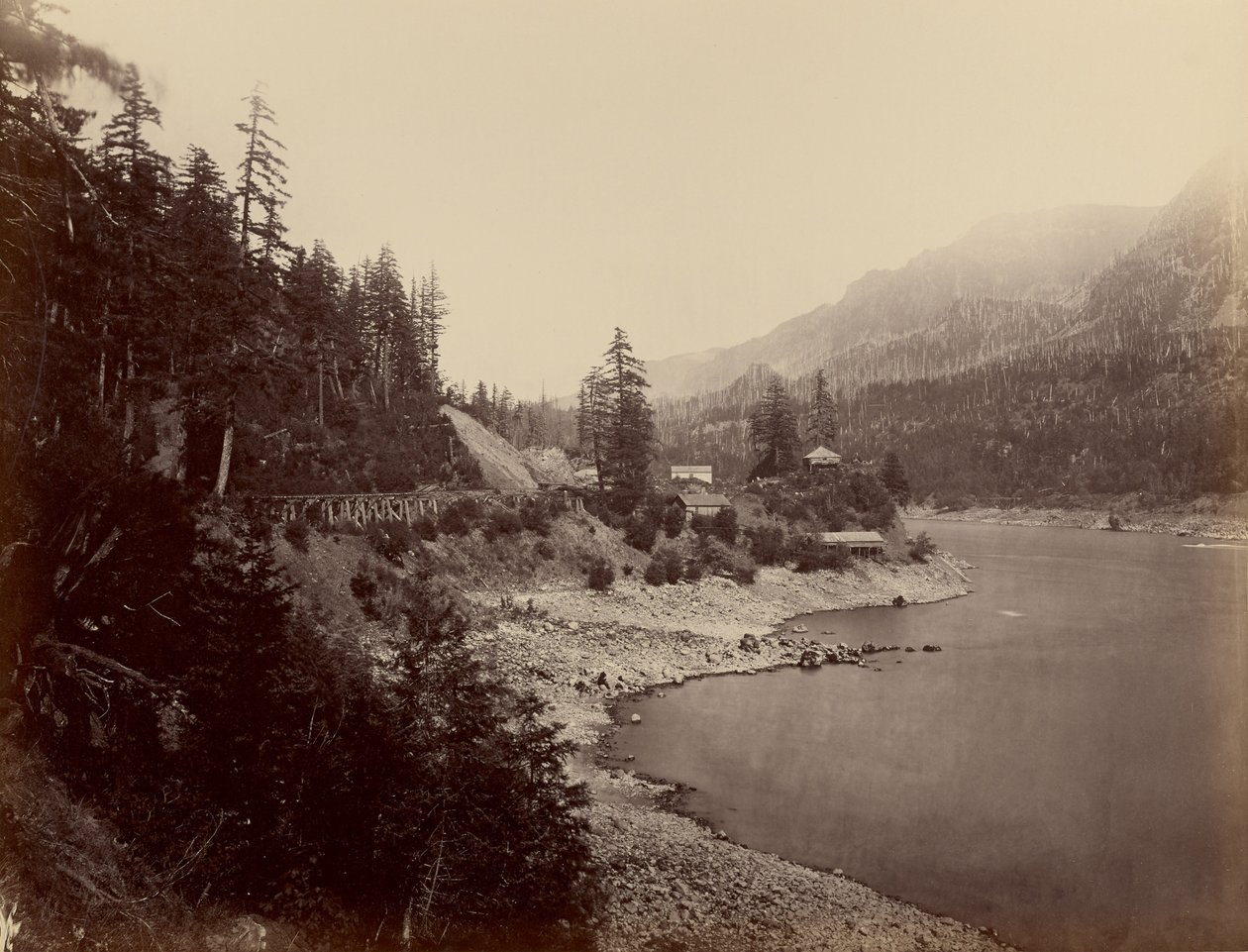 [The Middle Block House, Columbia River] tekijältä Carleton Watkins