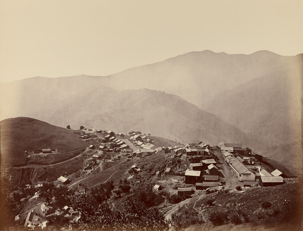 Kaupunki kukkulalla, New Almaden tekijältä Carleton Watkins