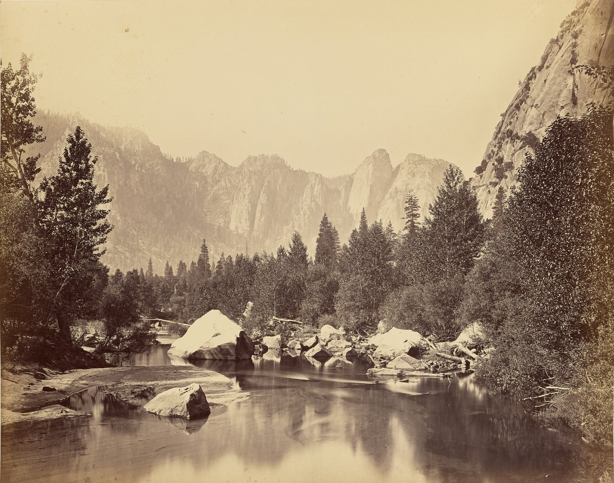 [Näkymä Merced-joelle - katedraalikalliot kaukana] tekijältä Carleton Watkins
