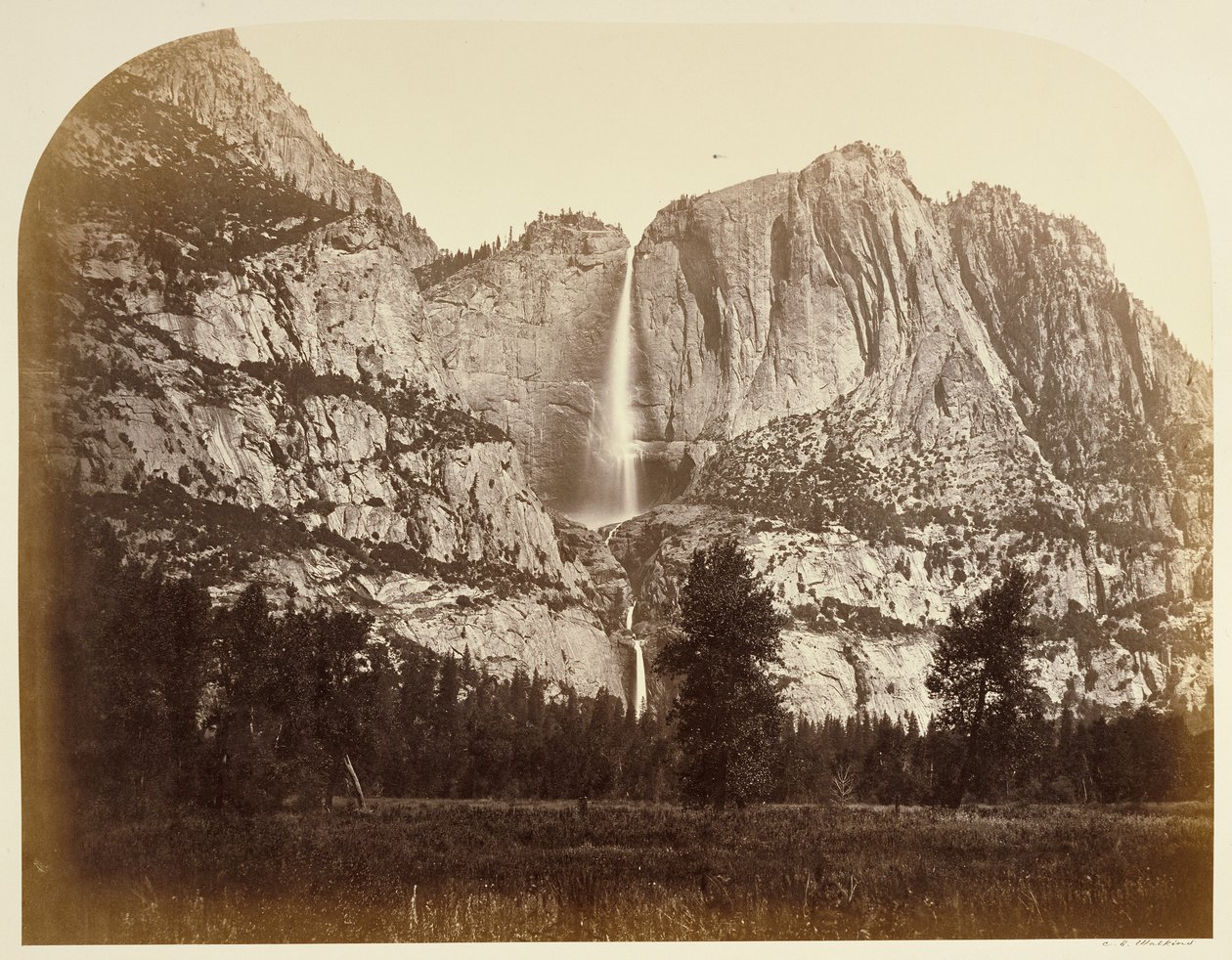 Yosemiten putoukset (näkymä edestä), 2477 jalkaa tekijältä Carleton Watkins