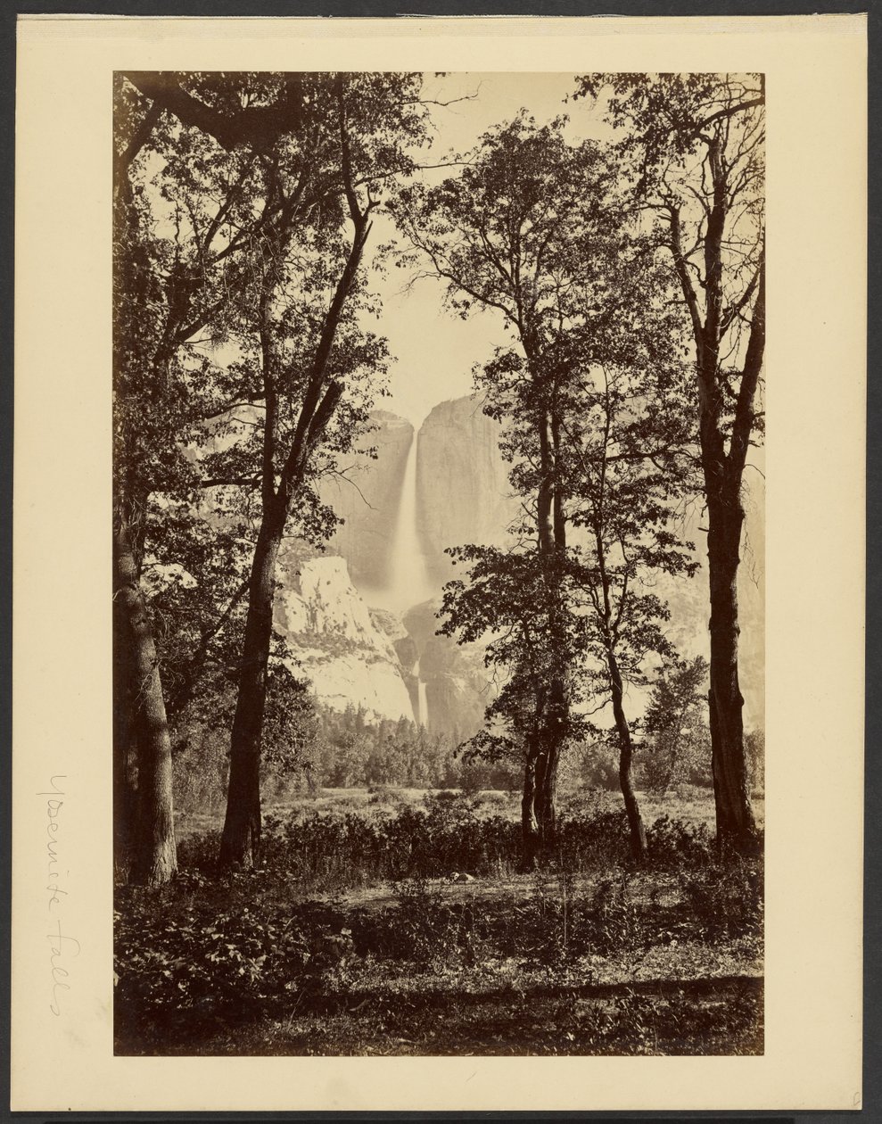 Yosemiten putoukset alhaalta nähtynä tekijältä Carleton Watkins
