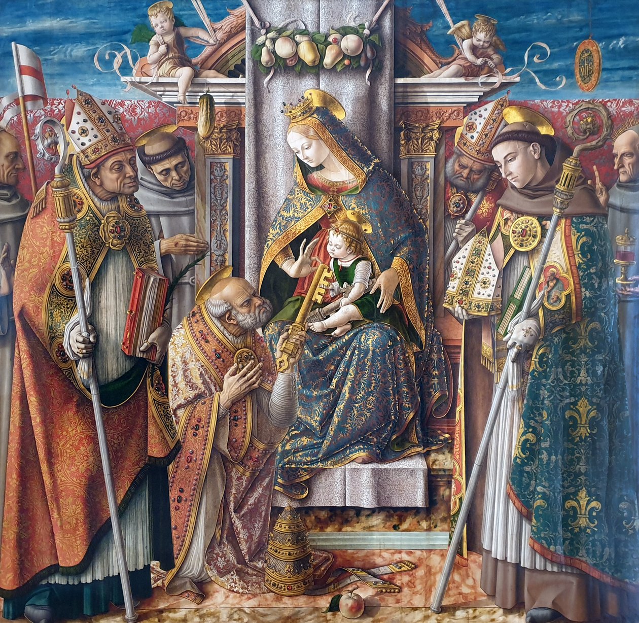 Saksalainen: Kruunattu Madonna lapsen kanssa, avainten luovuttaminen apostoli Pietarille ja Pyhä Johannes Capistranus, Pyhä Emidius, Pyhä Fransiskus, Pyhä Ludvig Toulousen, autuas Giacomo della Marca ja piispa Kruunattu Madonna lapsen kanssa, avainten luov tekijältä Carlo Crivelli