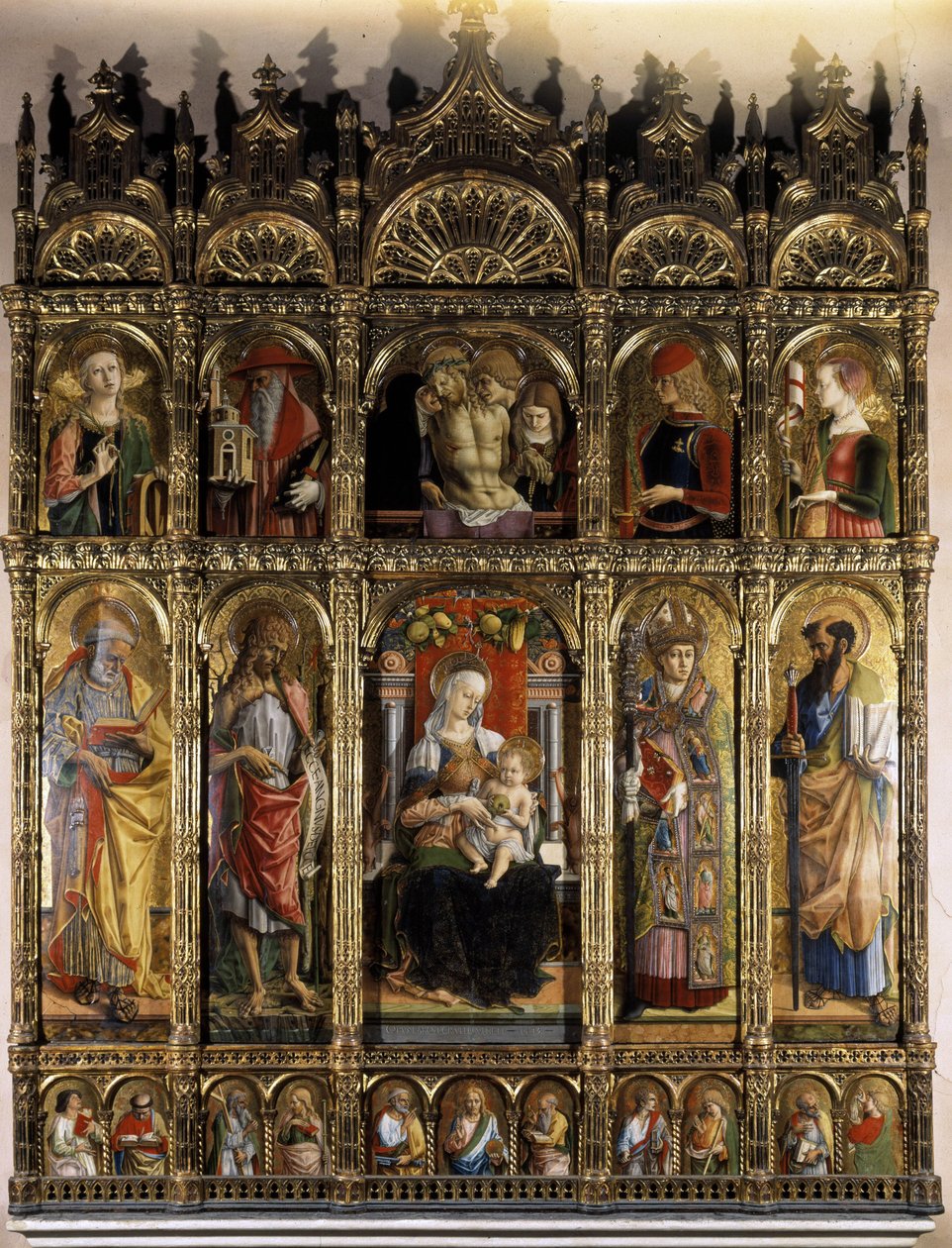 Polyptyc esittelee Pietaa, ja ala-arvoinen puolue madonna lapsen kanssa tekijältä Carlo Crivelli