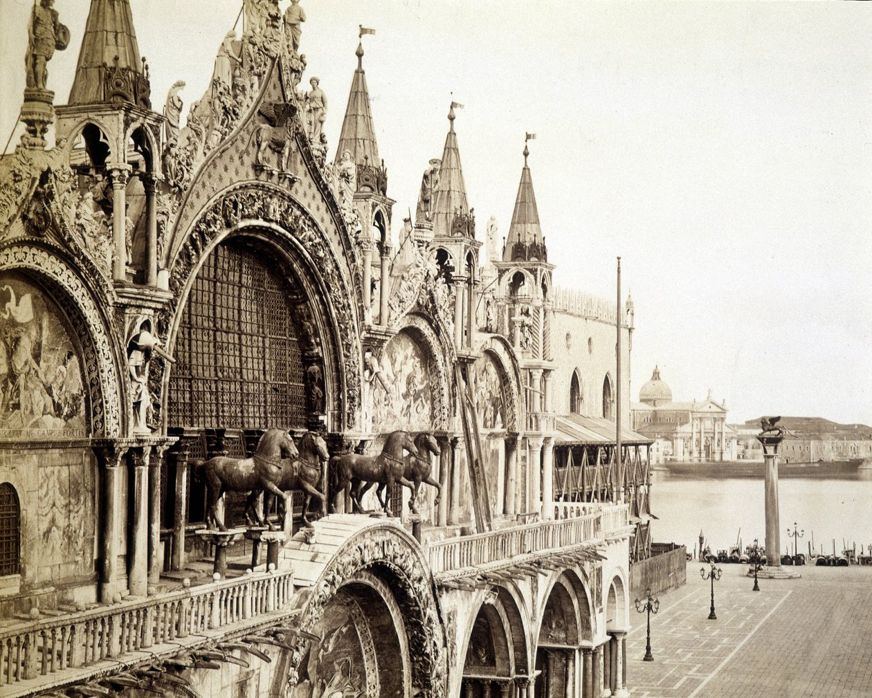 Venetsian San Marcon basilikan hevoset - valokuvaus C. Naya tekijältä Carlo Naya