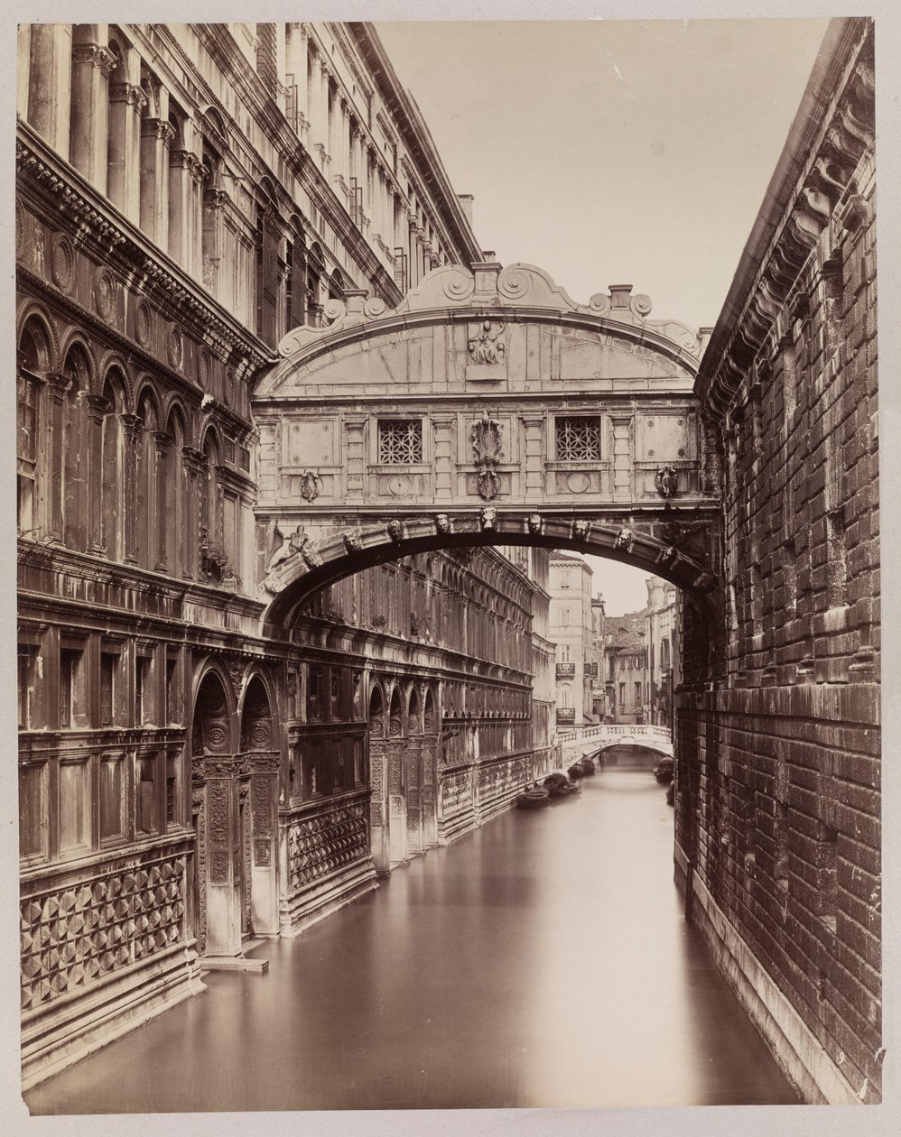 Venetsia. Näkymä Ponte dei Sospiri -sillalle (Huokausilta) Ponte della Paglia -sillalta katsottuna tekijältä Carlo Naya