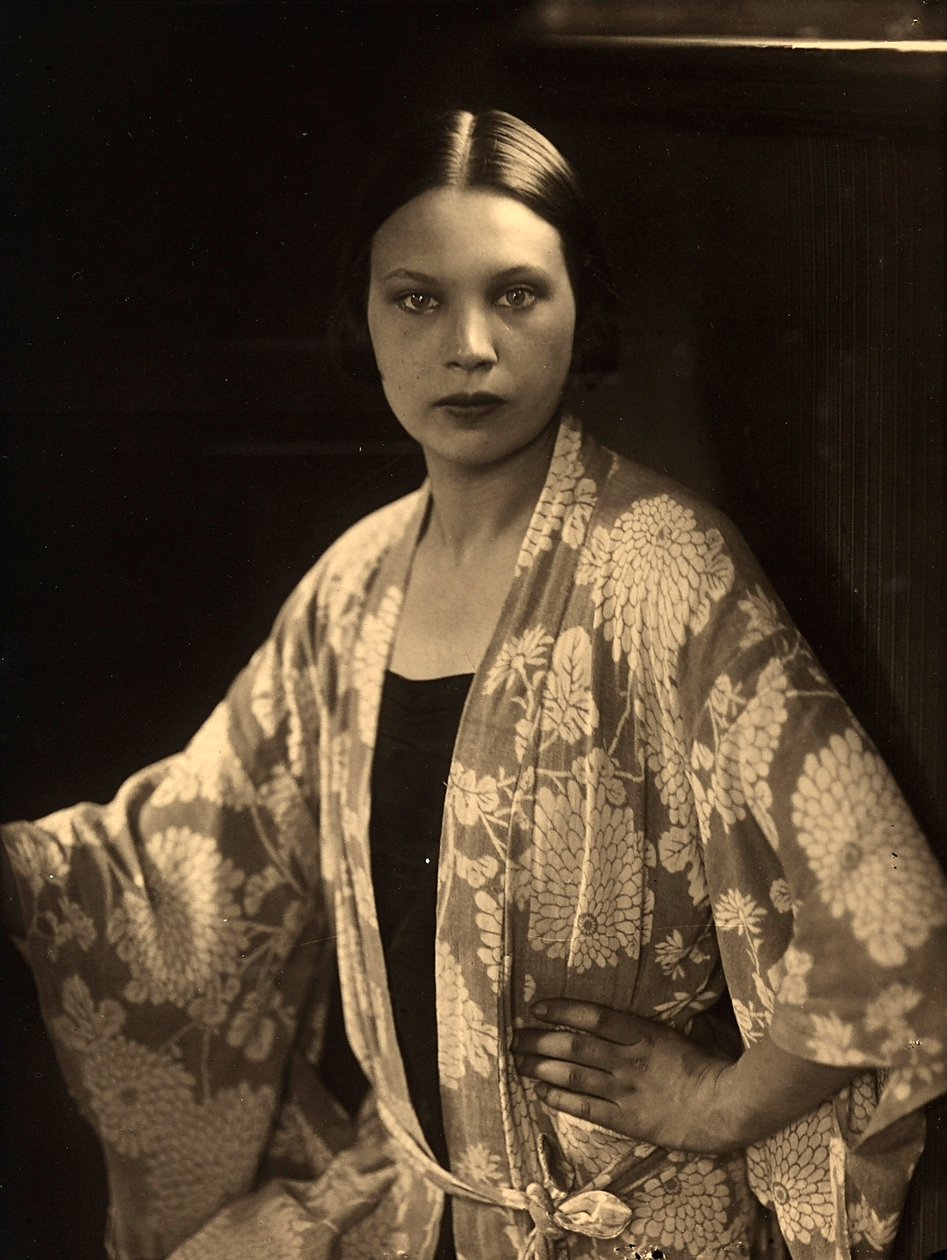 Puolipitkä muotokuva Wanda Wulzista, jolla on kimono-aamiainen tekijältä Carlo Wulz