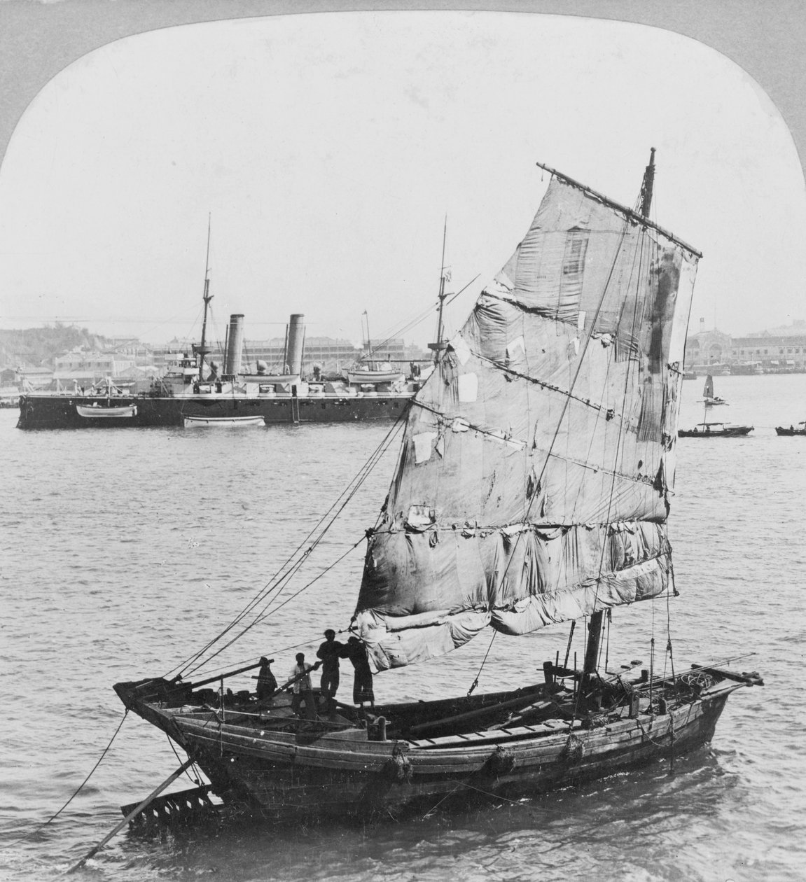Kiinalainen junkki ja brittiläinen taistelulaiva Hongkongin satamassa, 1902. tekijältä Carlton Harlow Graves
