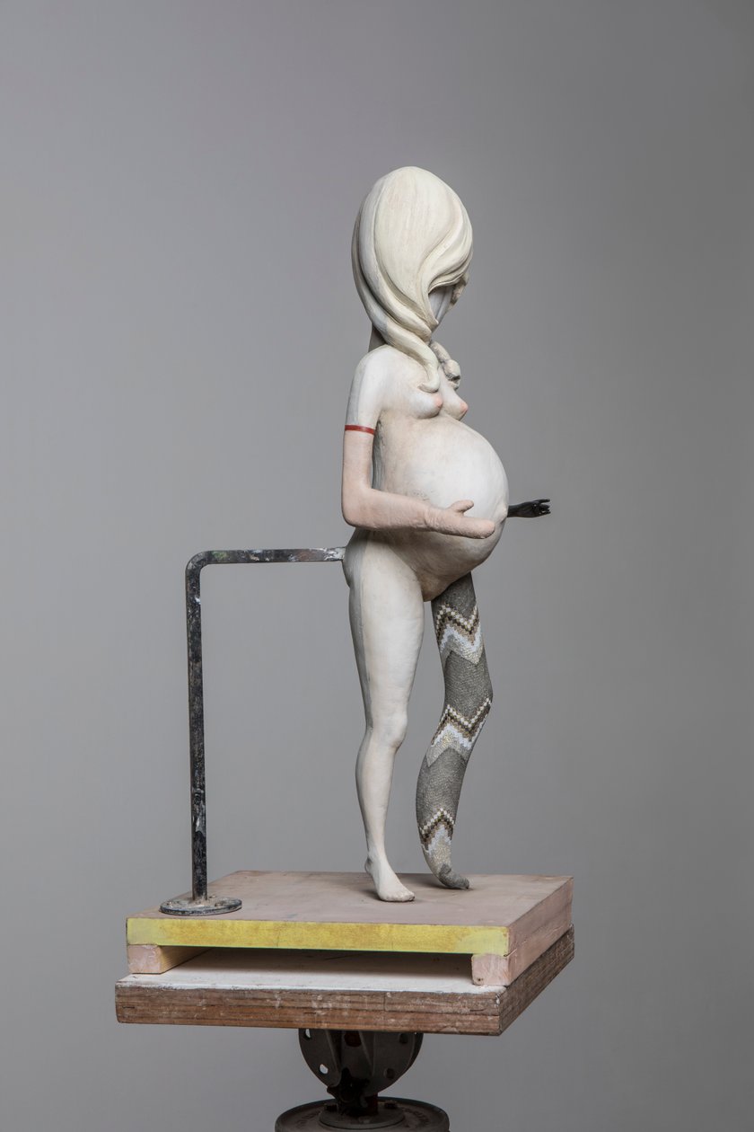 Degas-nukke 1, 2017 (maalattu hartsi, teräs, puu) tekijältä Cathie Pilkington
