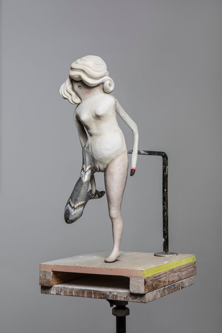 Degas-nukke 2, 2017 (maalattu hartsi, teräs, puu) tekijältä Cathie Pilkington
