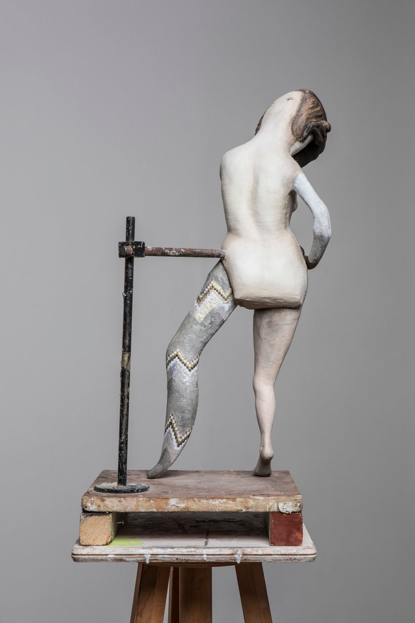 Degas-nukke 3, 2017 (maalattu hartsi, teräs, puu) tekijältä Cathie Pilkington