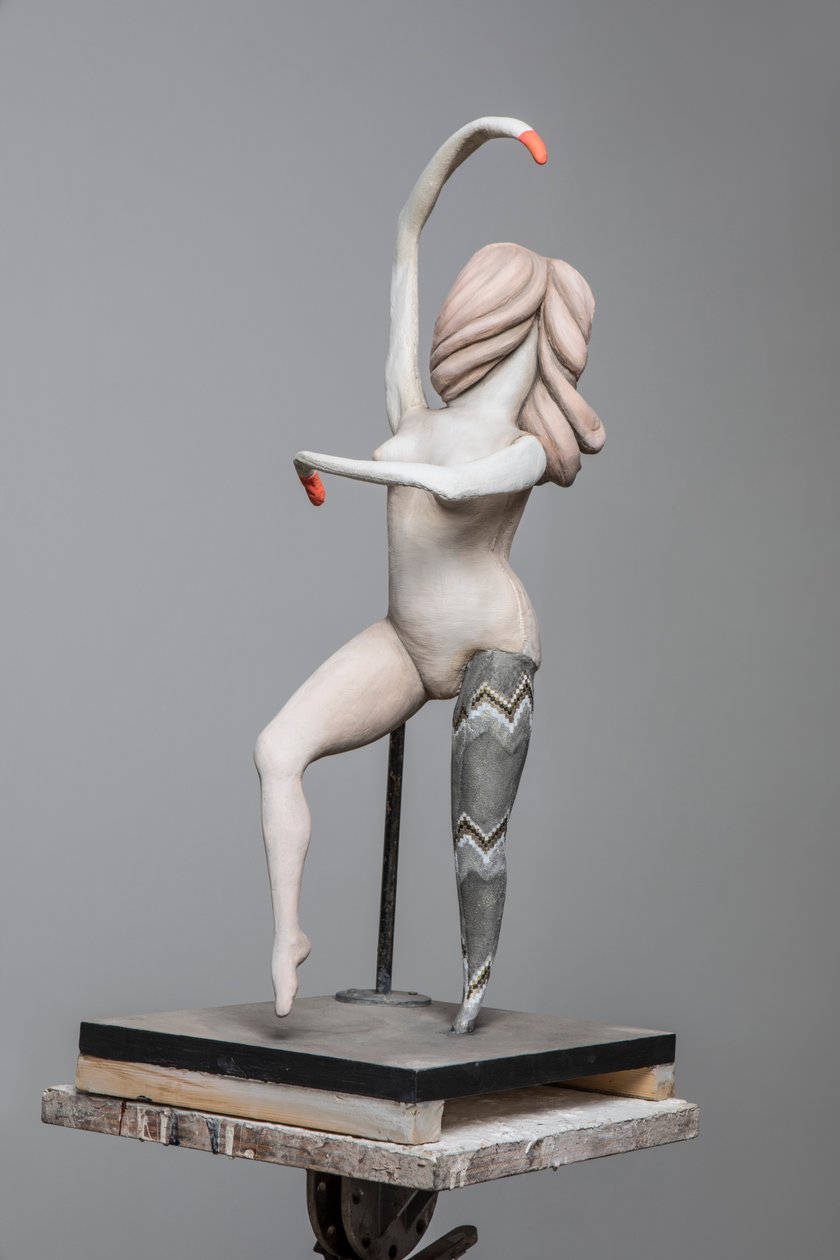 Degas-nukke 4, 2017 (maalattu hartsi, teräs, puu) tekijältä Cathie Pilkington