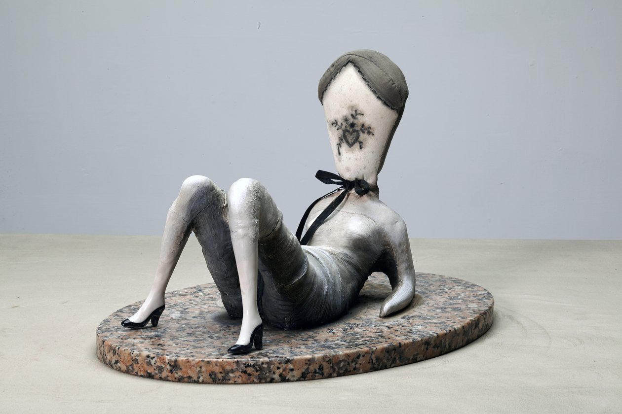Dirty Love Pillow, 2014 (kangas, savi, maali graniitille) tekijältä Cathie Pilkington