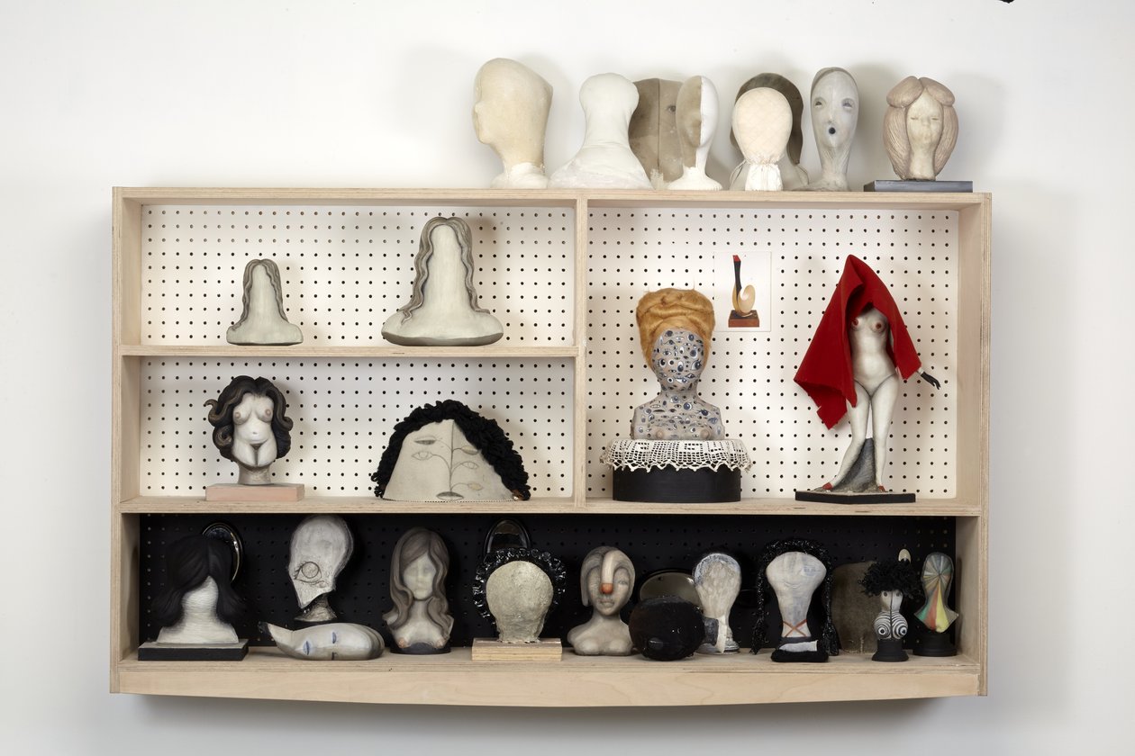 Head Case, 2016 (kipsi, puu, nahka, huopa, huopakynä, öljymaali, kangas, peilit, naulalevy, MDF). tekijältä Cathie Pilkington