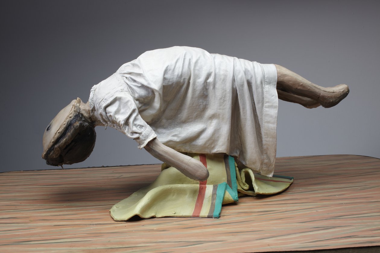 Levitating Doll, 2010 (puu, teräs, savi, kangas, pellava, maali). tekijältä Cathie Pilkington