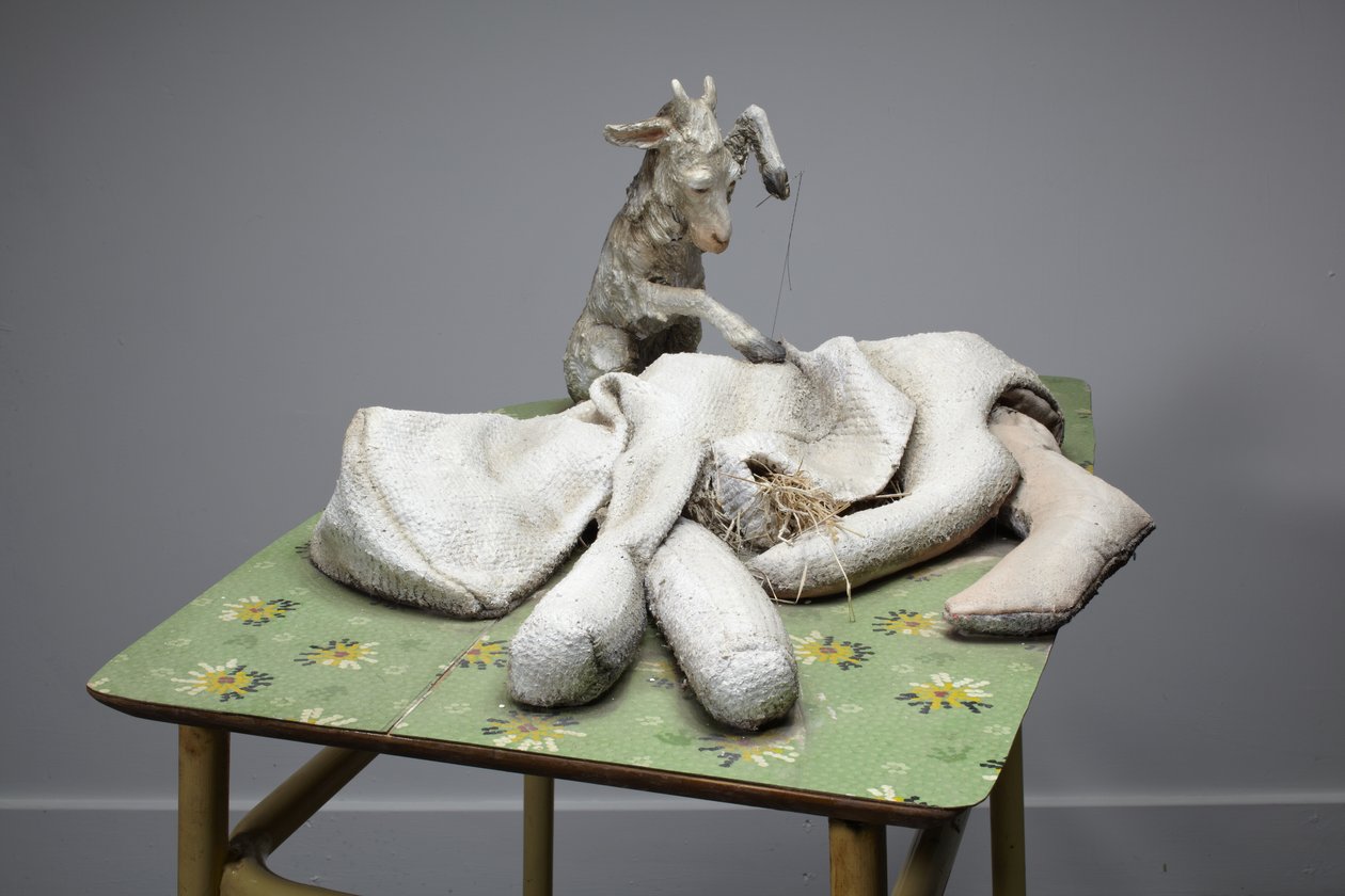Äiti, 2010 (puu, huopa, olki, savi, pellava, teräs, maali) tekijältä Cathie Pilkington
