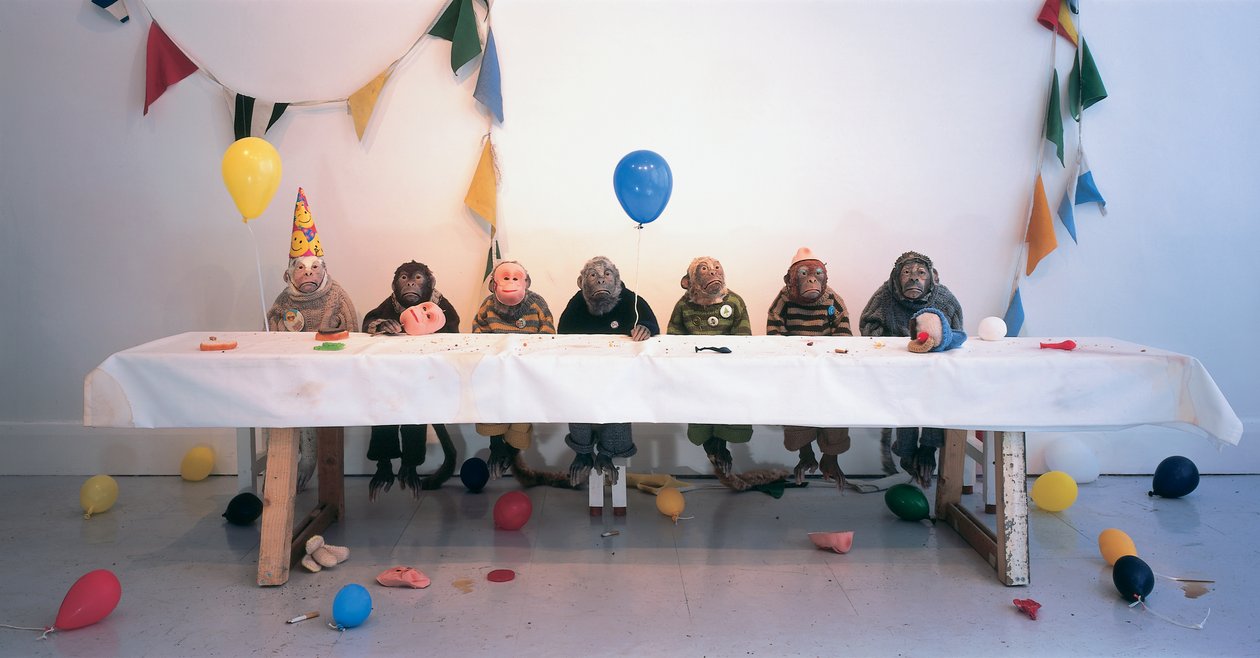 Singerie, 2004 (jesmonite, turkis, villa, puu, juhlatarvikkeet) tekijältä Cathie Pilkington