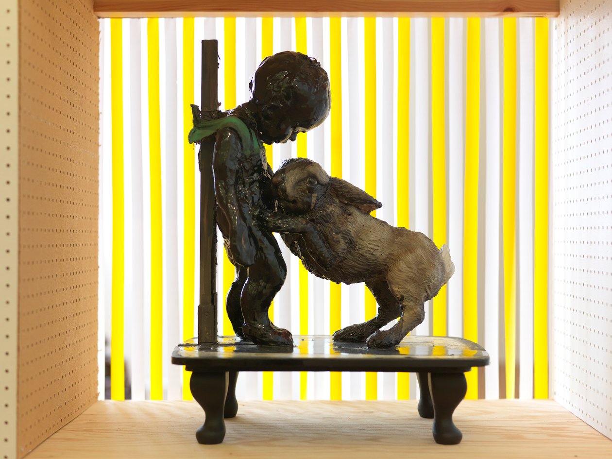 The Wonderful Story of the Tar Baby, 2010 (puu, savi, kangas, maali). tekijältä Cathie Pilkington