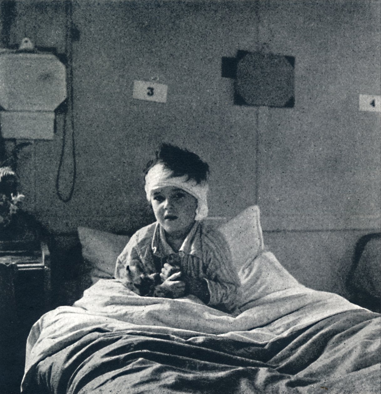 Pieni lapsi, joka vetää kevyesti henkeään ja tuntee elämän jokaisessa raajassa, mitä sen pitäisi tietää tekijältä Cecil Beaton
