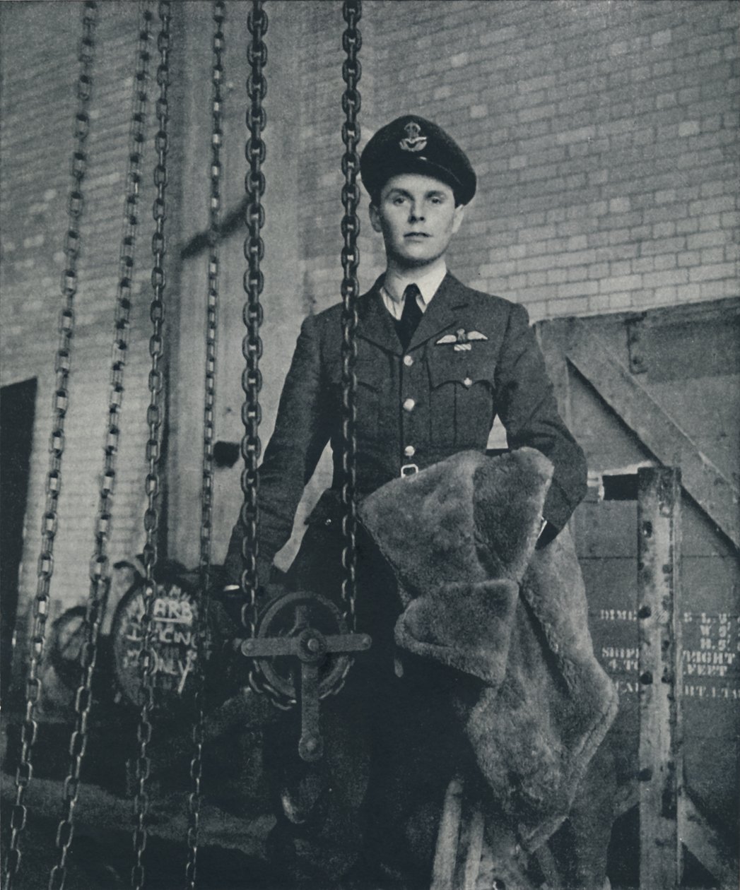 Pommikoneen kapteeni, 1941 tekijältä Cecil Beaton