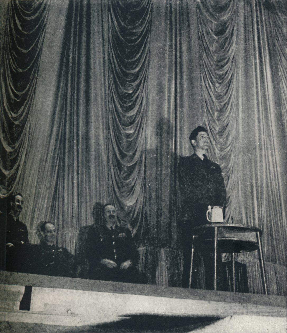 Lentoluutnantti J. Nicholson, V.C., korostaa kurin merkitystä kadeteille, 1941 tekijältä Cecil Beaton