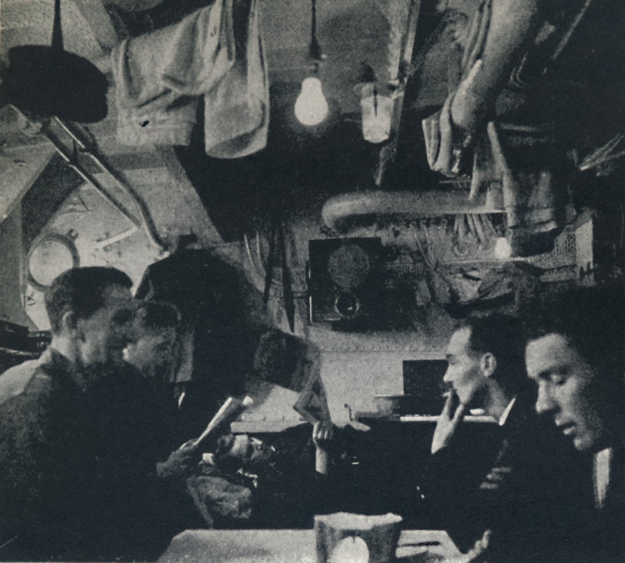 Toiminnallinen tilankäyttö sotkun kannella, 1941 tekijältä Cecil Beaton