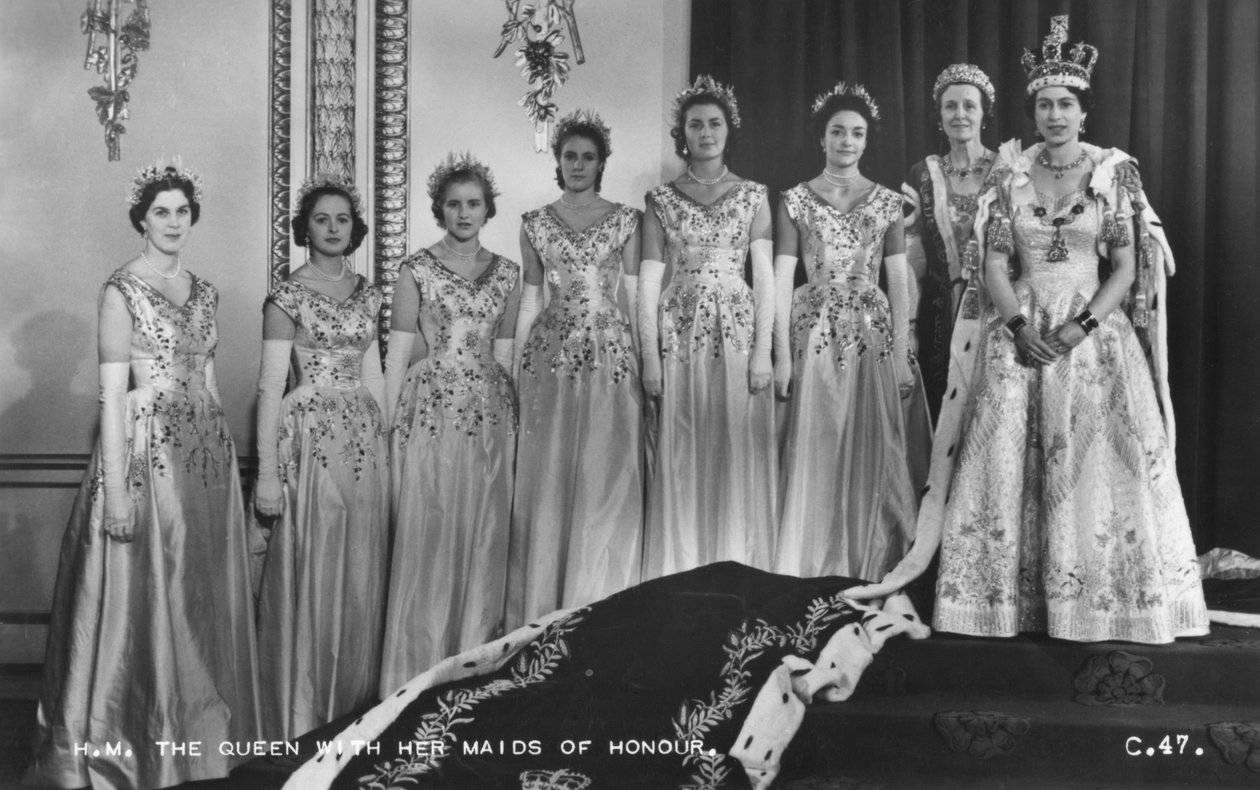 HM:n kuningatar Elisabet II ja hänen Maids of Honour, kruunajaiset, 2. kesäkuuta 1953 tekijältä Cecil Beaton