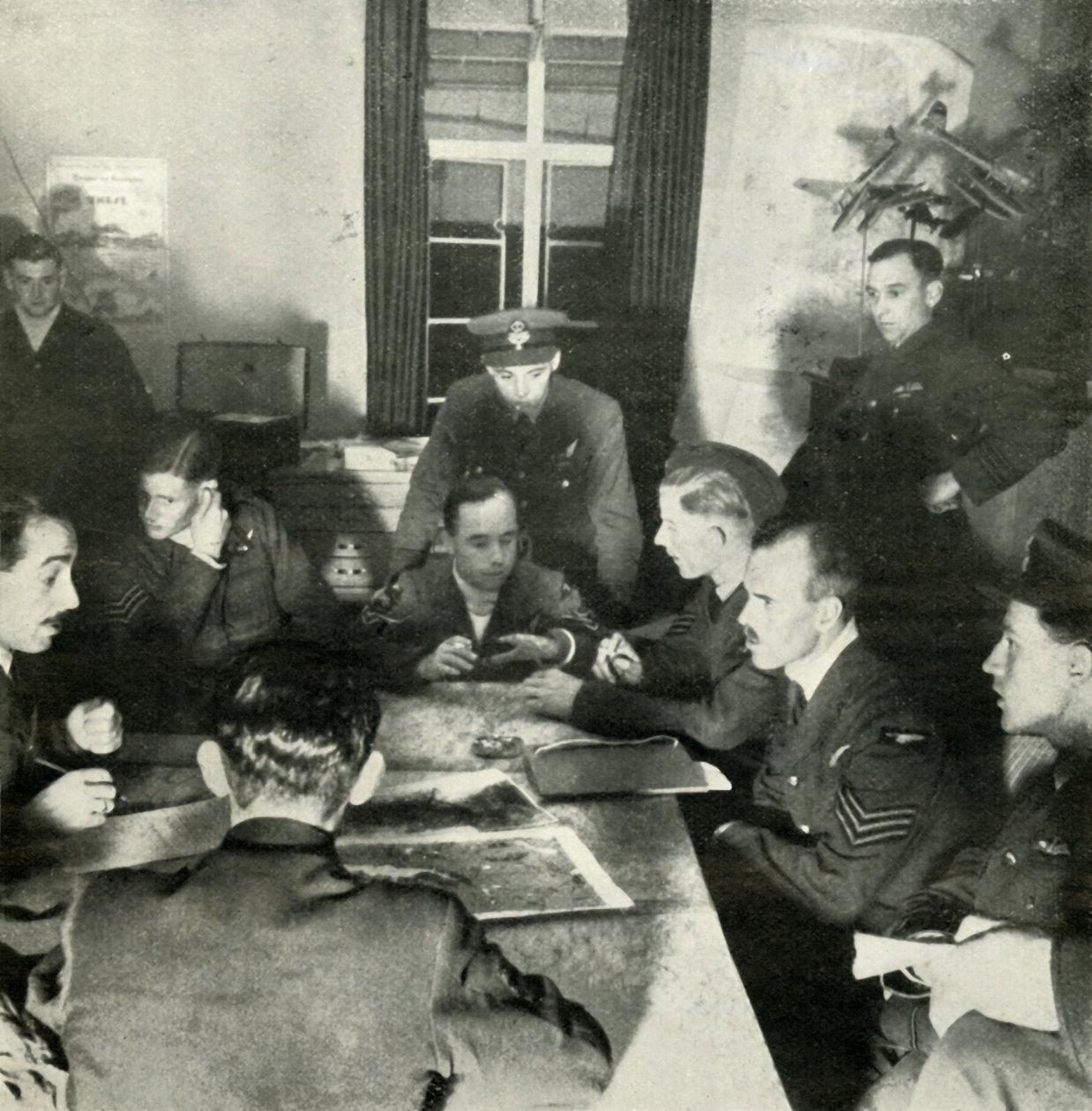 Lentomiehistön kuulustelu, W.A.A.F. Apua tässä työssä, c1943. tekijältä Cecil Beaton