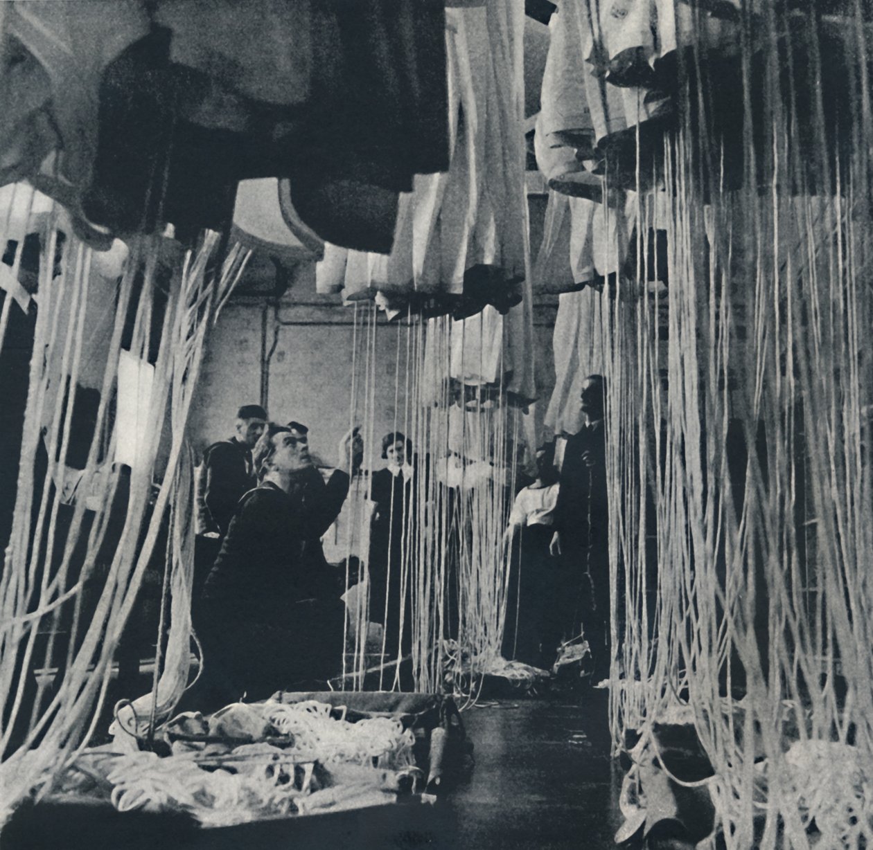 Fleet Air Arm -varjovarjoja testaavien luomojen, 1941 tekijältä Cecil Beaton