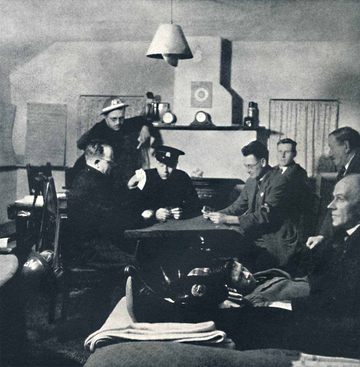 Yövartio: Palokunta rentoutuu, 1941 tekijältä Cecil Beaton