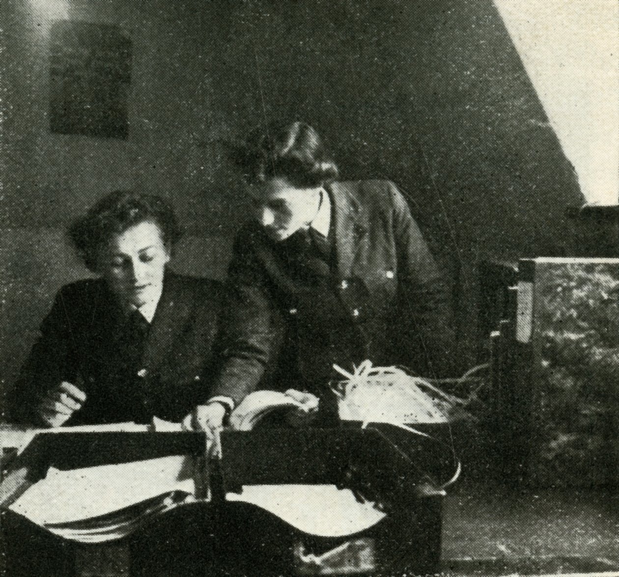 On Signals Duty, c1943. tekijältä Cecil Beaton