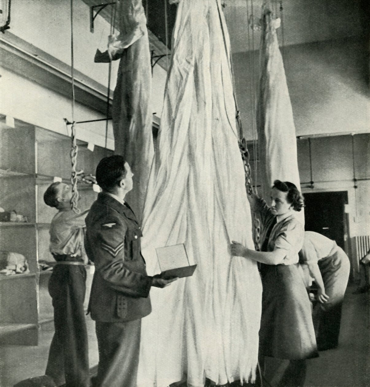 Parachute Packers, 1943. tekijältä Cecil Beaton