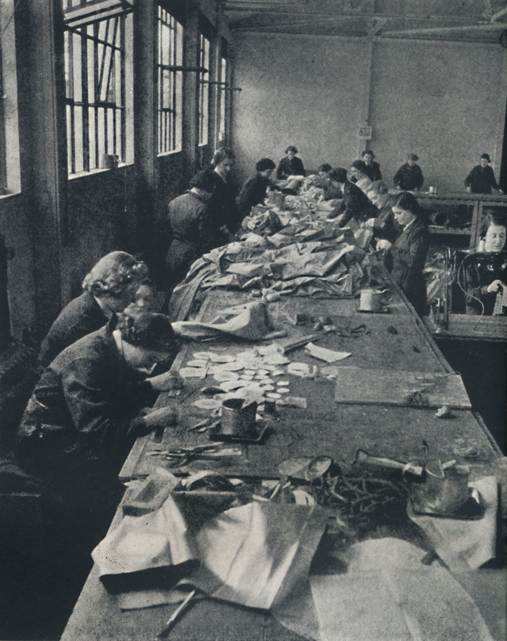 Ilmapallojen paikkaus, 1941 tekijältä Cecil Beaton