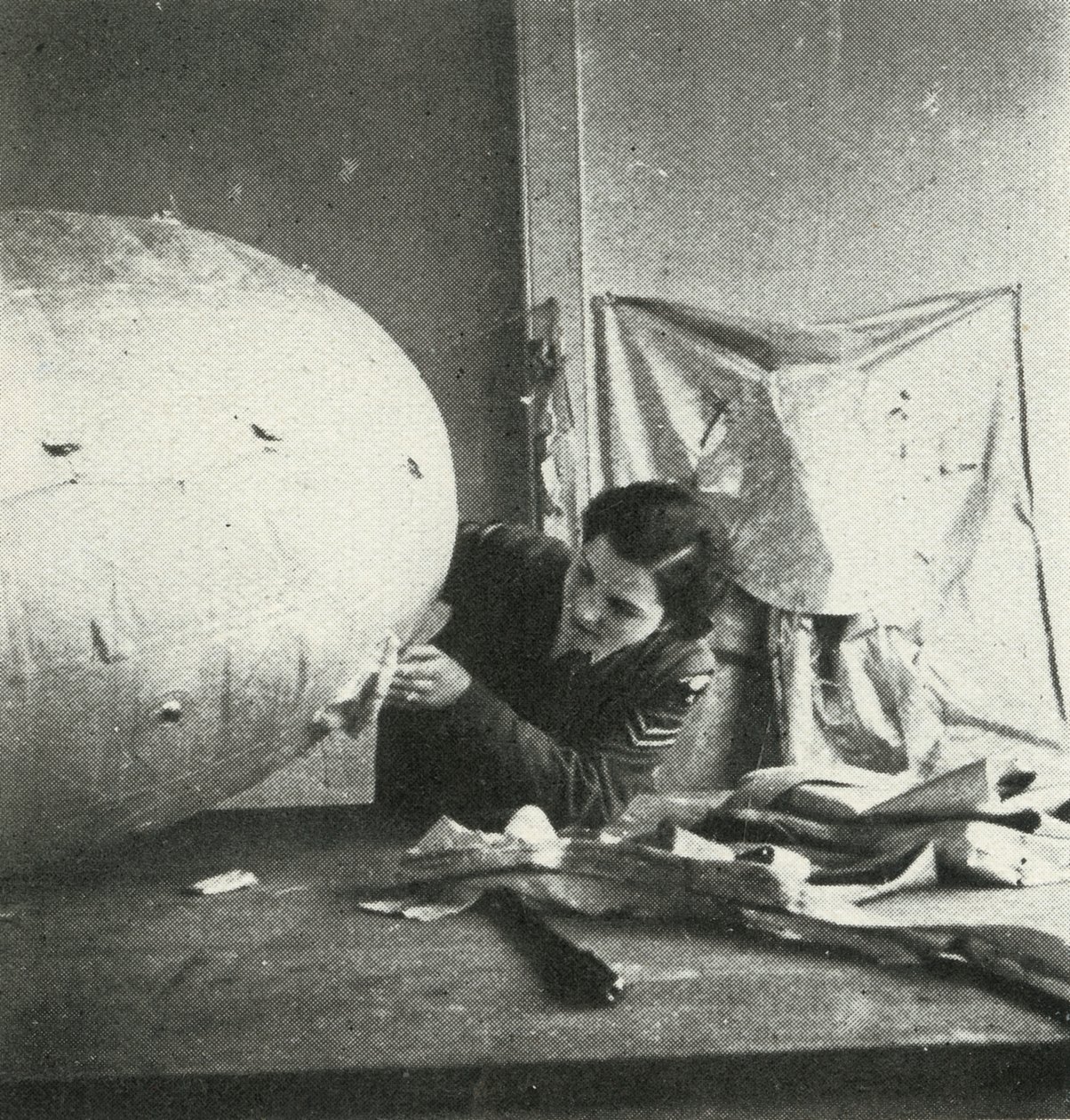 Palon ilmapallojen korjaaminen, c1943. tekijältä Cecil Beaton