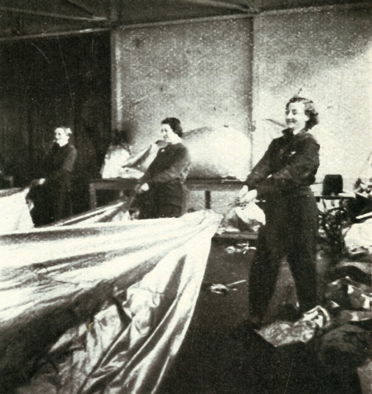Palon ilmapallojen korjaaminen, c1943. tekijältä Cecil Beaton