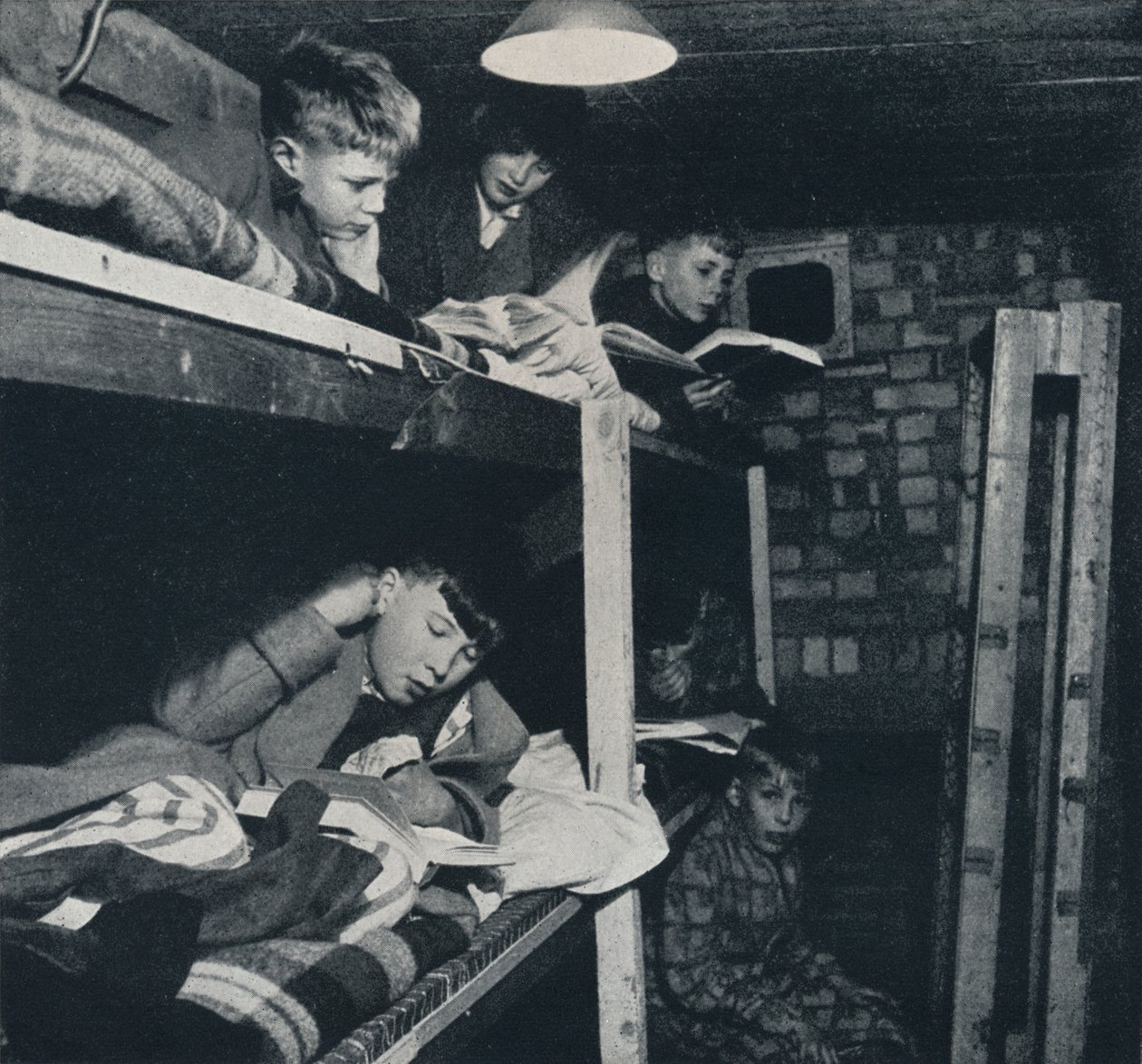 Koulupoikien asuntola, 1941 tekijältä Cecil Beaton