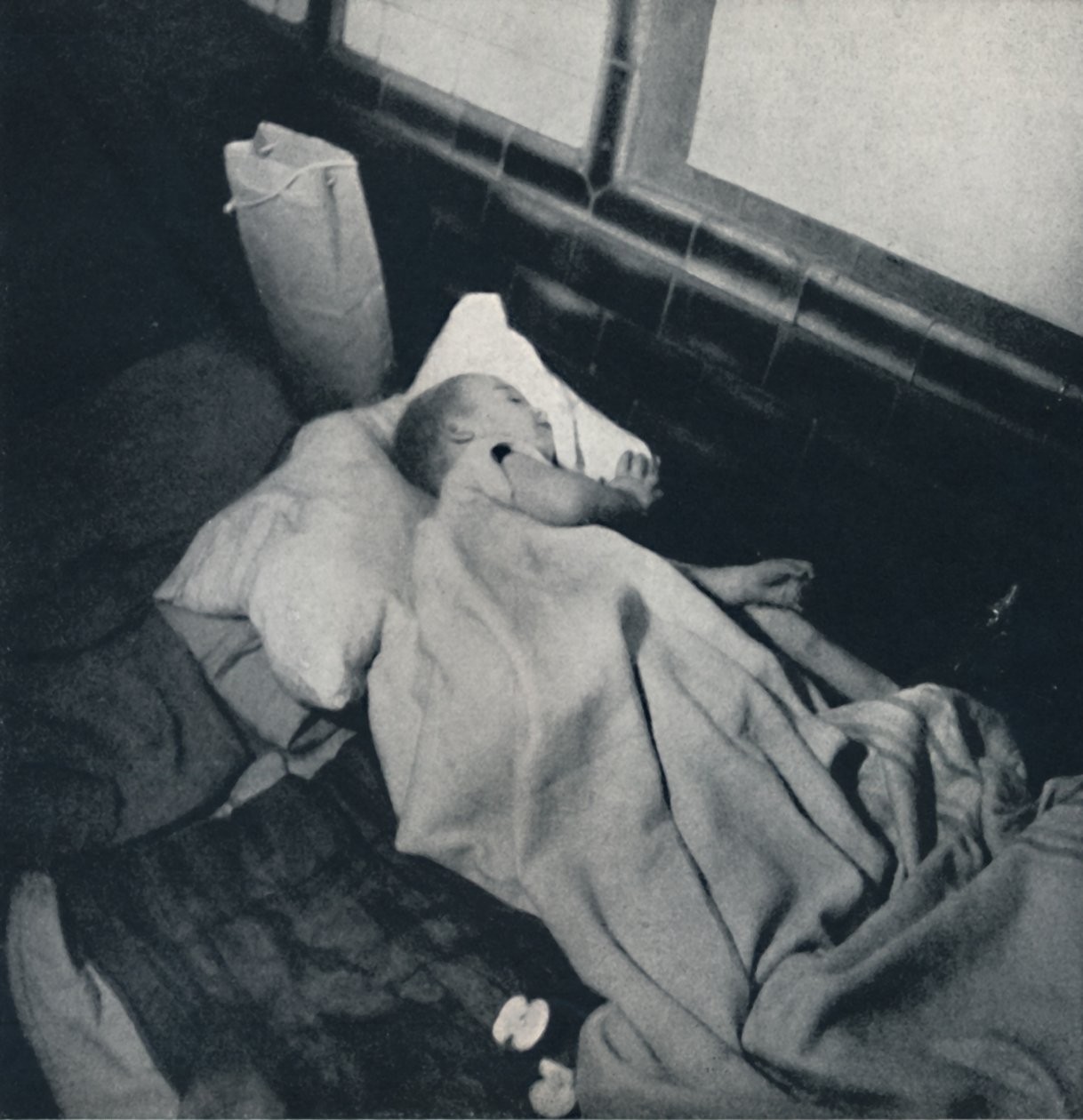 Nukkuva vauva, 1941 tekijältä Cecil Beaton