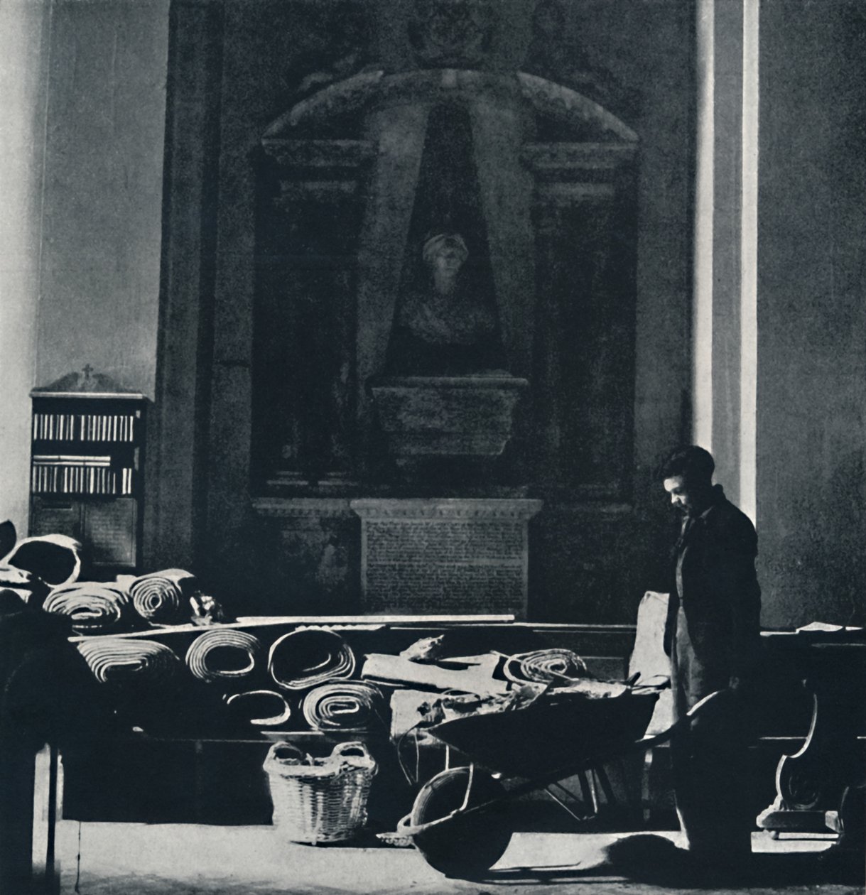 St. Mary-le-Bow ensimmäisen blitzin jälkeen. Se on nyt tuhottu, 1941 tekijältä Cecil Beaton